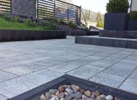 Obrzeze_Modern_grafitowy_gladki_Palisada_Zen_grafitowy_utwardany_Polbruk_Ideo_bianka_d_plukany