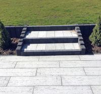 Obrzeze_Modern_grafitowy_gladki_Palisada_Zen_grafitowy_utwardany_Polbruk_Linea_jasnoszary_trawertyn_2