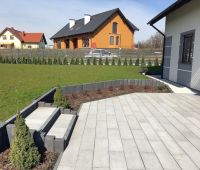 Polbruk_Linea_jasnoszary_trawertyn_Palisada_Zen_grafitowy_utwardzany_Obrzeze_Modern_grafitowy_gladki_3